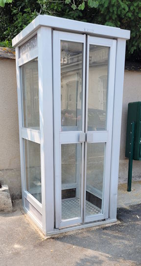 grand nettoyage de la cabine par les bénévoles